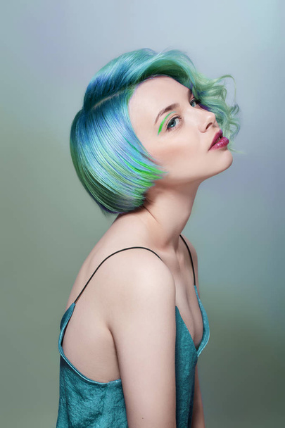 Portré egy nő, világos színű repülő haja, minden árnyalata  - Fotó, kép