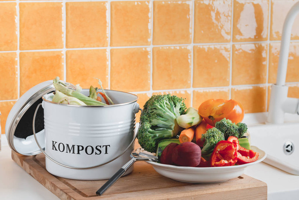 lixeira para compostagem com sobras na cozinha - Foto, Imagem