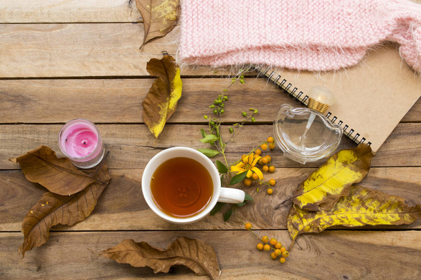 bylinné nápoje horký Citronový čaj zdravotní péče o bolavý kašel se žlutými listy, svíčkami, parfémy, notebookem a pleteným šátkem životního stylu žena relaxace v podzimní sezoně aranžmá styl - Fotografie, Obrázek