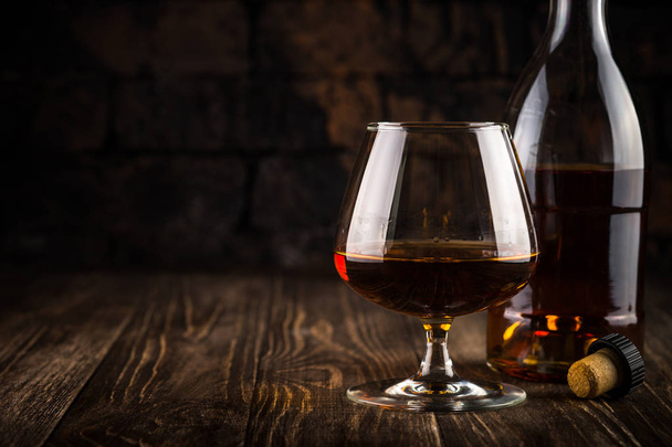 Cognac o acquavite nel bicchiere
. - Foto, immagini