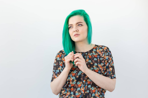 Mode, Haarfärbung und People-Konzept - Porträt eines schönen Mädchens mit grünen Haaren auf weißem Hintergrund - Foto, Bild