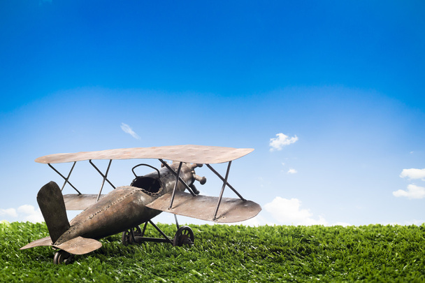παιχνίδι αεροπλάνο στη χλόη, σε μια ηλιόλουστη ημέρα - Φωτογραφία, εικόνα