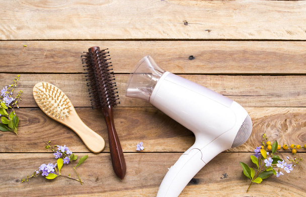 pente e secadores de beleza cabeça e cabelos de estilo de vida arranjo mulher flat lay estilo no fundo de madeira
 - Foto, Imagem