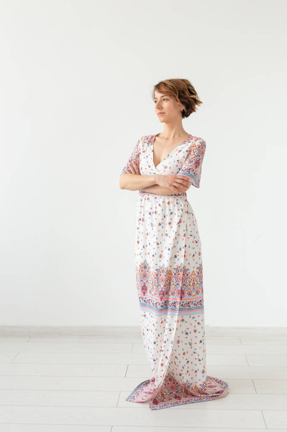 Mladá žena v letních šatech, oděvní Návrhář na bílém pozadí - Fotografie, Obrázek