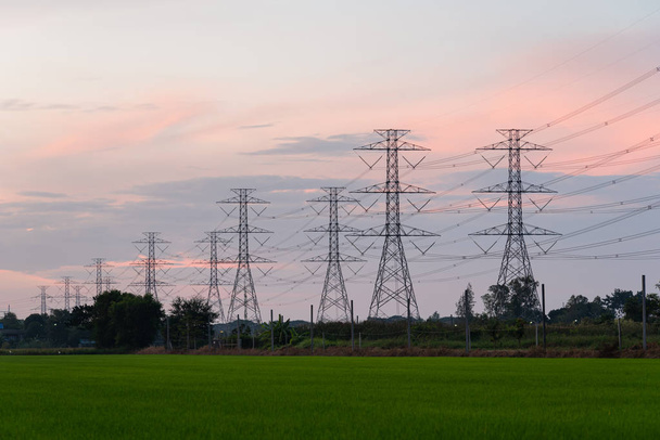 structure de poteau électrique haute tension au coucher du soleil
 - Photo, image