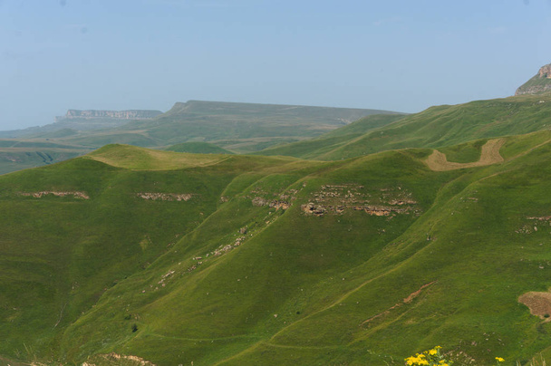 Svěží zelená trávní louky a hory nad 2000 m na gumbashiho průsmyku na severním Kavkaze mezi kopbay a kislowodsk, původní originální obraz - Fotografie, Obrázek
