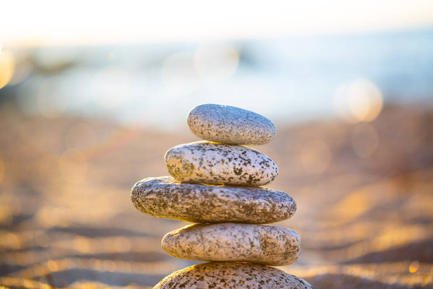 Torre de piedra junto al mar, equilibrio, equilibrio, paz interior
 - Foto, Imagen