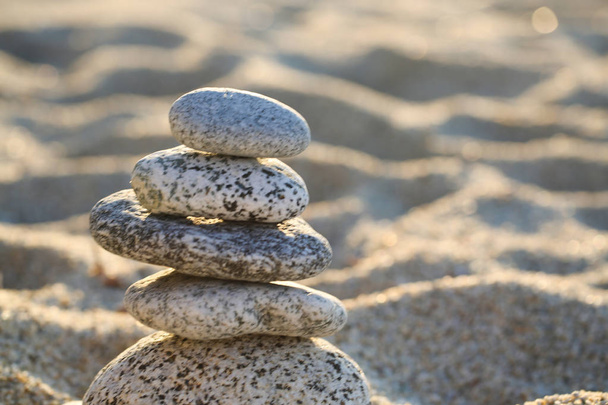 Torre de piedra junto al mar, equilibrio, equilibrio, paz interior
 - Foto, imagen