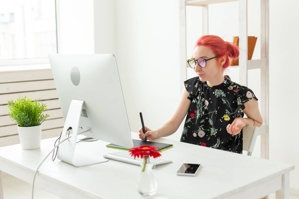 Diseñador gráfico, concepto de personas - Joven diseñador hipster femenino con tableta gráfica trabajando en la oficina
 - Foto, Imagen