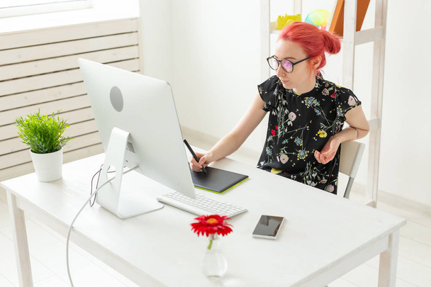 Σχεδιαστής, δημιουργικός, οι άνθρωποι έννοια-κόκκινα μαλλιά γυναίκα σχεδιαστής κάνει ένα έργο σε ένα tablet γραφικών - Φωτογραφία, εικόνα