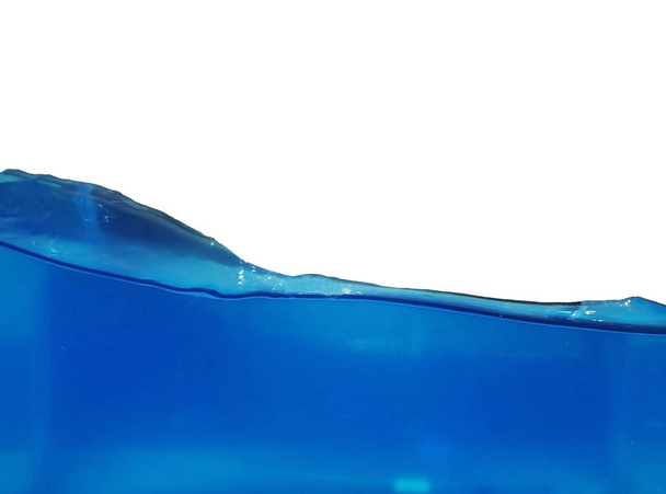 Ola de agua azul sobre fondo blanco
 - Foto, imagen