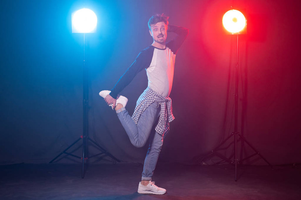 Tanec, hip-hop a Reggaeton koncept-mladý muž tančí přes světla. - Fotografie, Obrázek