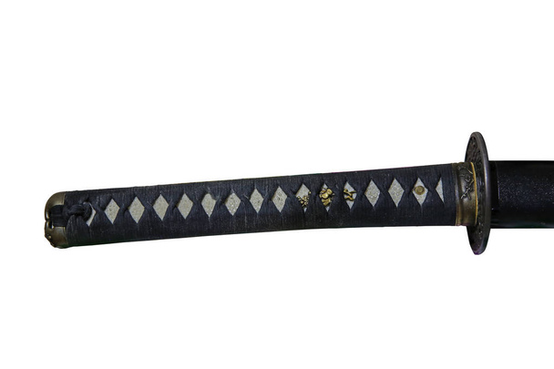 Blízký fotka katanovy Tsuky izolovaná na bílém plátně. Tsuka je jílec nebo rukojeť japonského meče. - Fotografie, Obrázek