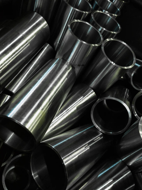 fondo industrial oscuro con cnc mecanizado tubos de acero brillante enfoque selectivo y la tecnología de desenfoque lente - Foto, Imagen