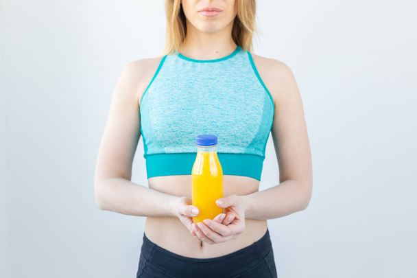 Sağlıklı yaşam tarzı, diyet ve vitaminler - Meyve suyu ile fitness kadın close-up. - Fotoğraf, Görsel