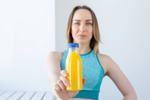 Estilo de vida saudável, dieta e vitaminas - mulher fitness com close-up de suco
 - Foto, Imagem