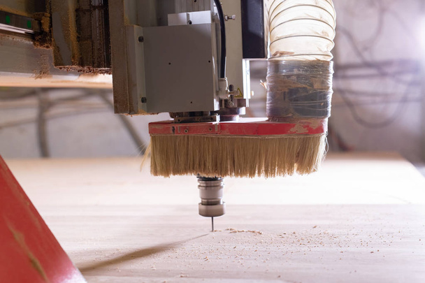 фабрика и производственная концепция - режущий инструмент при производстве мебели
 - Фото, изображение