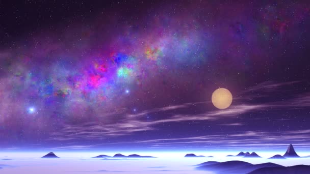 Hermosa nebulosa y OVNI sobre un planeta alienígena. En un cielo estrellado oscuro gran nebulosa colorida. Los objetos azules brillantes (OVNIS) vuelan rápidamente sobre el desierto alienígena. En las tierras bajas y por encima del horizonte hay niebla azul. El sol se pone brillante. Nubes flotantes lentamente
. - Metraje, vídeo