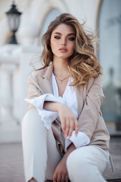beautiful woman with blond hair in elegant clothes and accessori - Foto, afbeelding