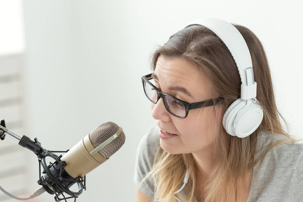 Blogger, streamer en People concept-grappige jonge vrouw DJ werken op de radio, close-up - Foto, afbeelding