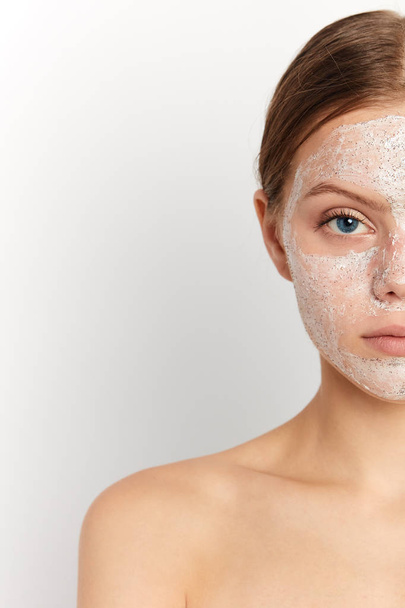 Facial mask on beautiful womans face - Foto, afbeelding