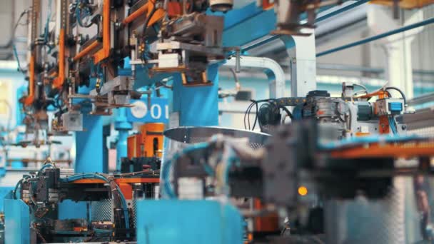 Automaattiset laitteet, jotka tuottavat alumiinirumpuja pesukoneisiin tehtaalla
 - Materiaali, video