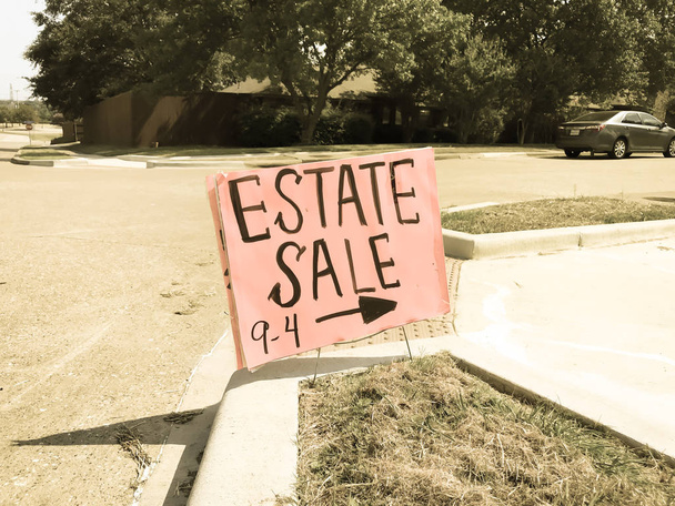 Señal de venta de bienes rojos con plazo de 9AM a 4PM en vecindario suburbano cerca de Dallas
 - Foto, imagen