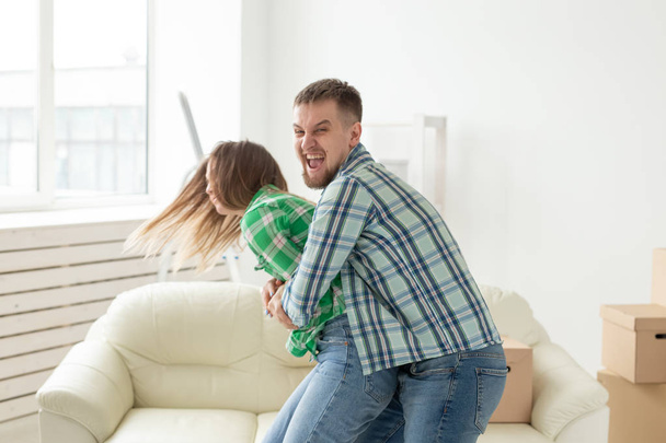 Negative emotions of couples, abuse and family fight concept. Husband and wife arguing and yelling expressive, beating each other and emotional couple having an argument or the quarrel at home - Foto, Bild