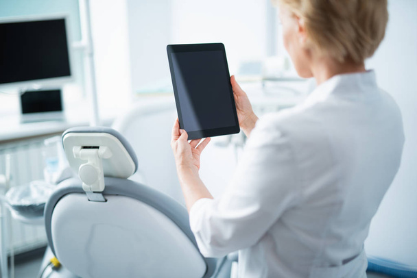 Medico femminile sta usando tablet digitale in clinica
 - Foto, immagini