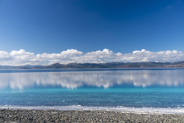 サルダ湖はブルドゥル・イェシロワ地区の南部に位置し、近年は白いビーチと澄んだ水でトルコのモルディブと評判です。. - 写真・画像
