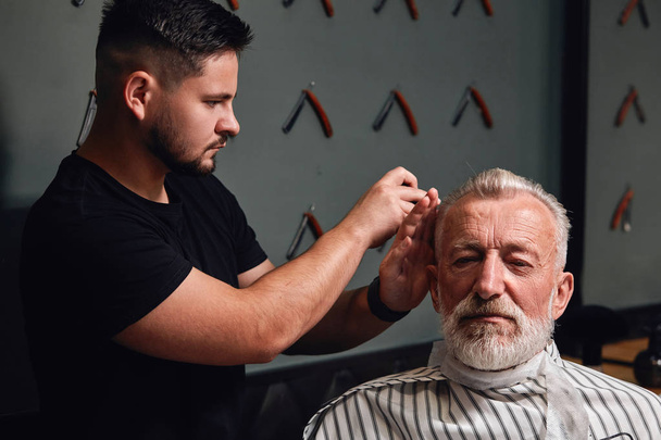 talented barber creating new style - Foto, Bild