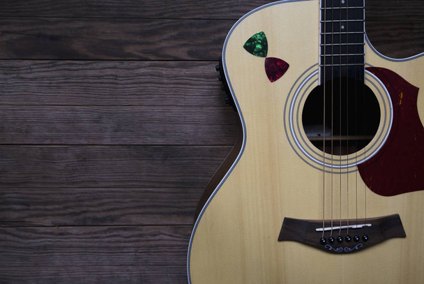 Gitara akustyczna na starym drewnianym stole - Zdjęcie, obraz