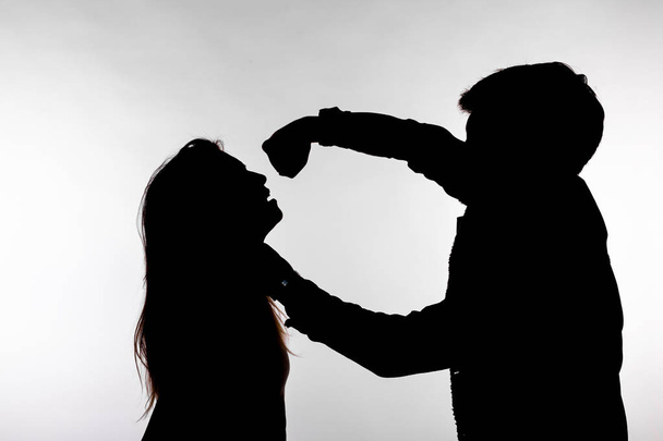 Επιθετικότητα και κατάχρηση έννοια-άνθρωπος και γυναίκα που εκφράζουν την ενδοοικογενειακή βία σε στούντιο σιλουέτα απομονωθεί σε λευκό φόντο. - Φωτογραφία, εικόνα