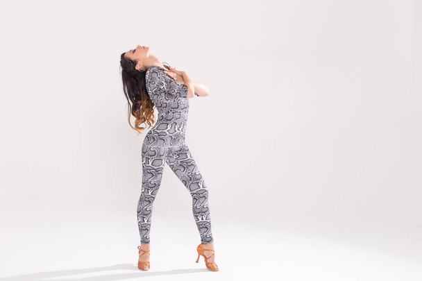 Dança latina, strip dance, contemporânea e conceito senhora bachata - Mulher dançando improvisação e movendo seu cabelo longo em um fundo branco
 - Foto, Imagem