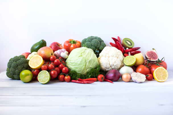 Gemüse und Obst auf einem weißen Holztisch. - Foto, Bild