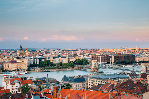 Budapestin kaupunkimaisema ja ketjusilta Tonavan rannalla auringonlaskun aikaan Unkarissa
 - Valokuva, kuva
