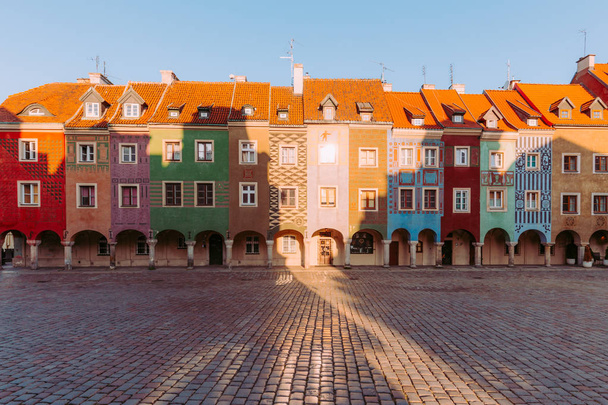 Poznań. Kolorowe tradycyjne kamienny na starym mieście - Zdjęcie, obraz