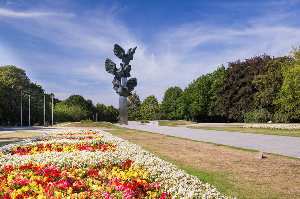 Szczecin. Monumento histórico à escritura dos poloneses no Parque Kasprowicz
 - Foto, Imagem