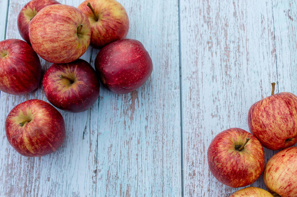 Органічні стиглі яблука на дерев'яному столі. Свіжі нарізані яблука здорові закуски. Кулінарні інгредієнти. врожаю
. - Фото, зображення