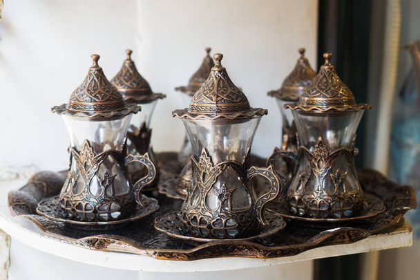 Traditional Turkish tea and coffee sets in Istanbul market. - Foto, afbeelding