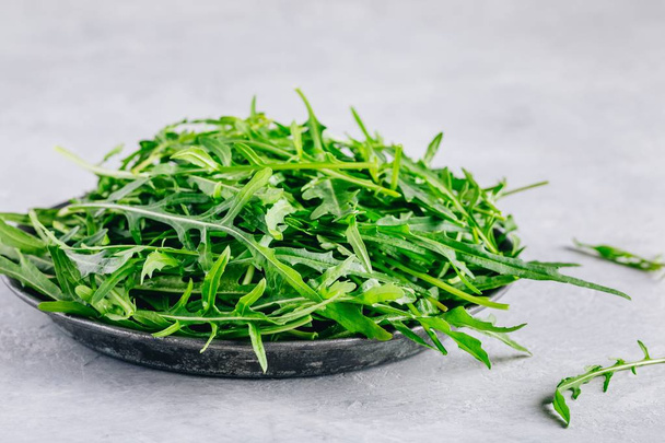 Feuilles vertes de roquette fraîches bio, ingrédient pour une salade saine
 - Photo, image