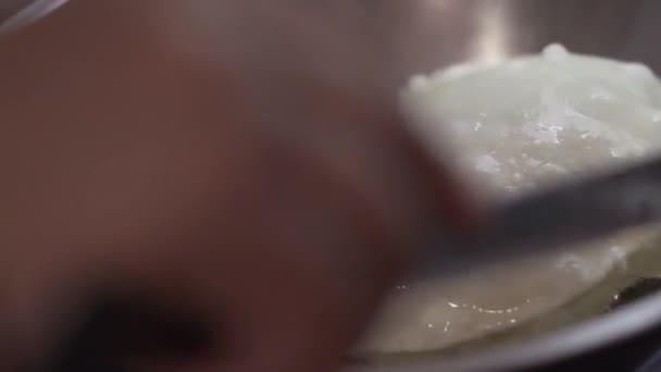 Luchi-A mély sült indiai lapos kenyér-Poori. Házi felfújt luchi Puri sütés forró olajban. Ez egy indiai konyha, egy népszerű étel Durga puja. - Felvétel, videó