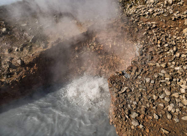 Vapeur sur un trou de boue bouillante en Islande
 - Photo, image