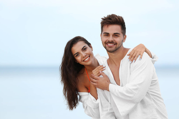 Happy young couple spending time together on beach - Foto, Imagen