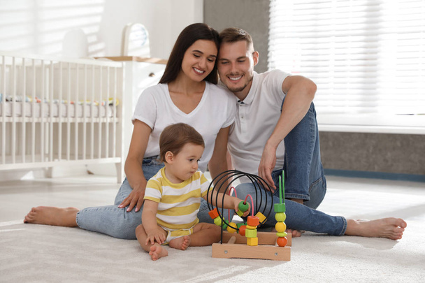 Famille heureuse avec adorable petit bébé à la maison
 - Photo, image