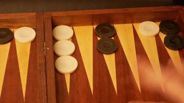 Λεπτομέρεια του ένα παιχνίδι τάβλι με δύο ζάρια - Πλάνα, βίντεο