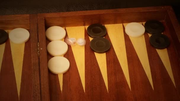Rzucanie kości do Backgammon pokładzie - Materiał filmowy, wideo