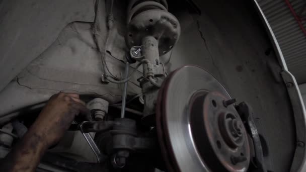 Autoteile, Motorenteile und Reparaturausrüstung in der Werkstatt - Filmmaterial, Video