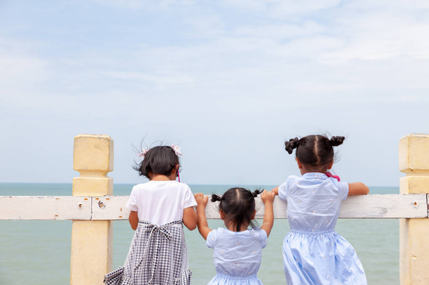 Trois filles debout près de la mer. fille qui regarde l'horizon. H
 - Photo, image
