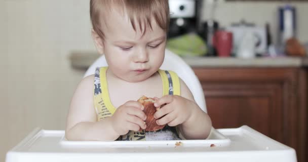 The boy is eating a cheesecake - Кадри, відео